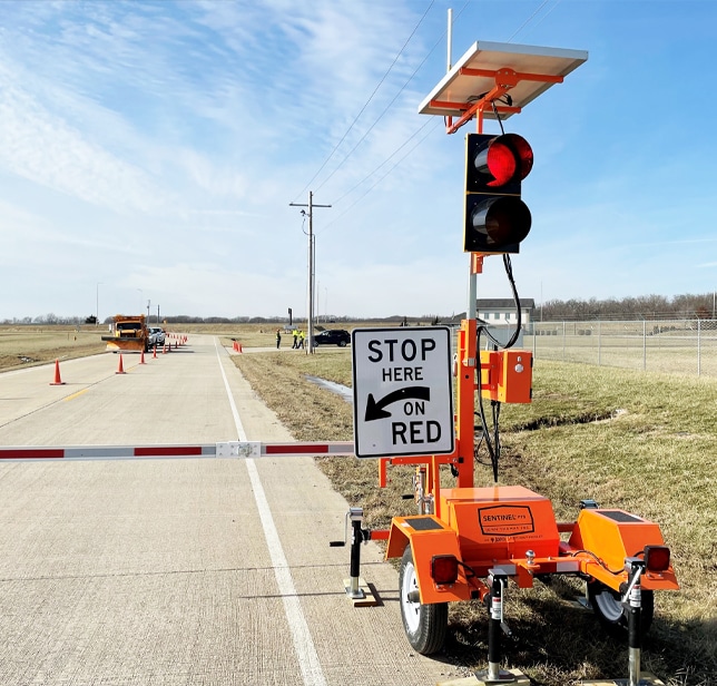 Automated flagger vs human flagger, driver approach to a lowered gate arm and red signal indication